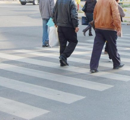 În fugă pe trecerea de pietoni, accidentată de o şoferiţă